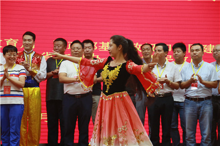新疆学员表演舞蹈.jpg